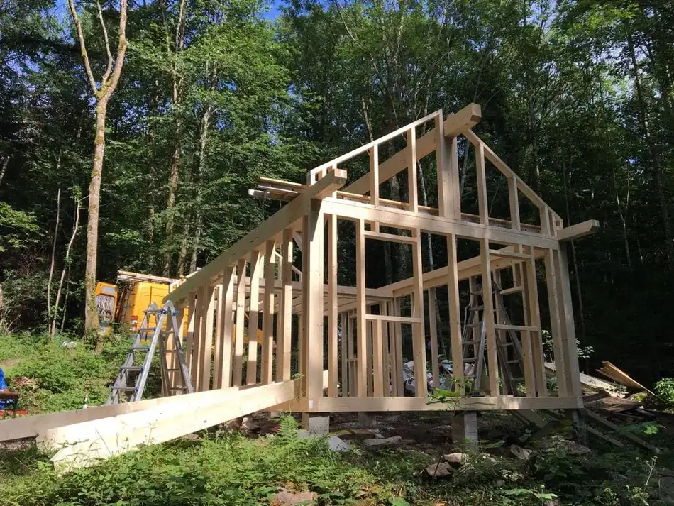 Ständerwerk der Hütte im Rohbau mit Pfetten und Sparren